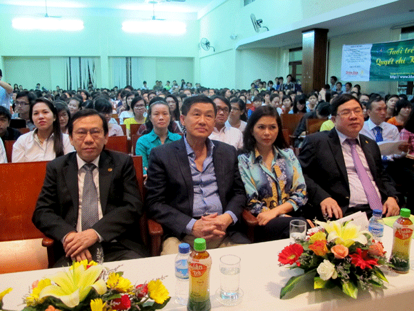 Ông Jonathan Hạnh Nguyễn cùng vợ trong buổi giao lưu khởi nghiệp.